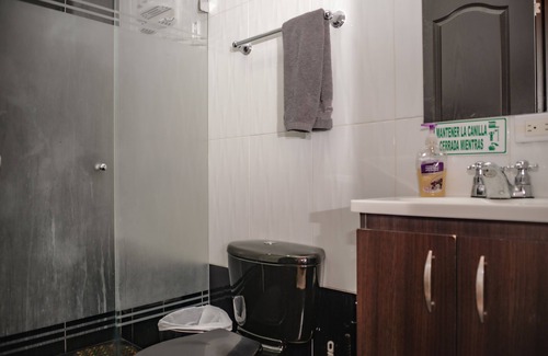 Castropol Apartment | Hot tub, AC 1 bedroom Calle 8 3 blocks from Lleras. Apt 303