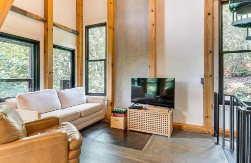 Old Fort House | Hot Tub and Mtn Views Modern Old Fort Hideaway!