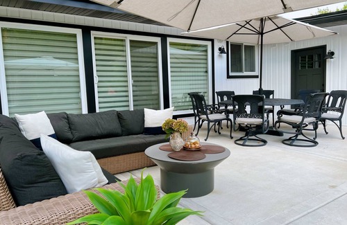 Paw Paw Lake House | HOT TUB and SAUNA at 'CHIC HIDEAWAY' Paw Paw Lake Golf club across the street