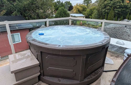 Peterborough House | Hot Tub, BBQ Station, Golf Simulator near Liftlocks, Canadian Canoe Museum, Lake