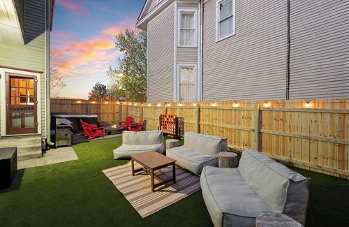 Frankfort House | HOT TUB ~Bourbon Duplex ~ 5mins to Buffalo Trace/Walking distance to downtown