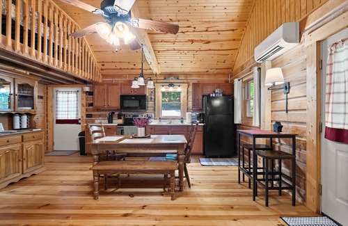 Birdseye Cabin | HOT TUB coming in NOV ~ Charming cabin that has beds for 8 guests