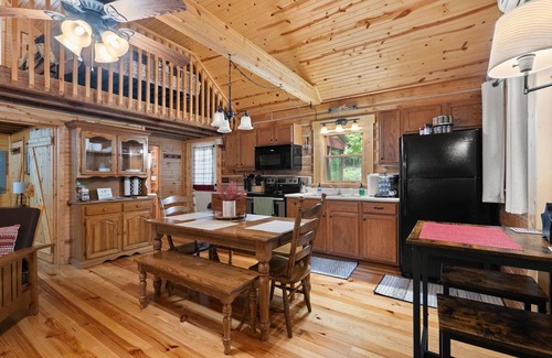 Birdseye Cabin | HOT TUB coming in NOV ~ Charming cabin that has beds for 8 guests