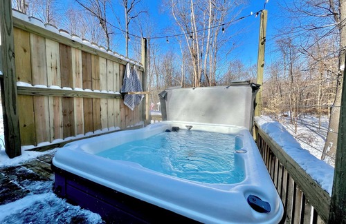 Vandalia Cottage | Hot Tub, Couples Hideaway, Private, Coziness, Country, Birds, Wildlife, Quiet
