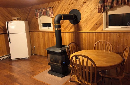 Bonne Bay Pond House | !Hot Tub! - Edge of Gros Morne Park - Explorers, family & Snowmobilers home