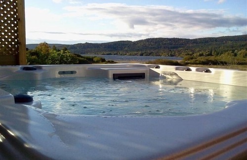 Bonne Bay Pond House | !Hot Tub! - Edge of Gros Morne Park - Explorers, family & Snowmobilers home