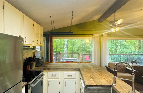 Lake Lure House | HOT TUB, FIRE PIT, DOGS WELCOME, 3 min from newly opened Chimney Rock.