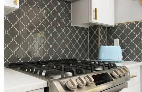 Southtown House | Hot Tub-Fire Pit - Modern 2BR - Steps to River Walk