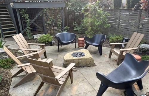 Squirrel Hill House | Hot Tub, Fire Pit, Parking ,5-Bedroom near museums, parks, Carnegie Mellon &PIT