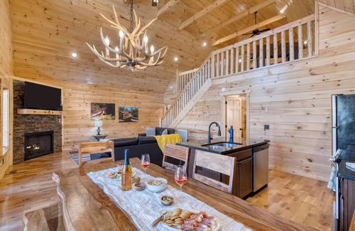 White Oak Lodge House | Hot Tub + Foosball | Access to Pool, Tennis, Gym | Chill'n in the Smokies