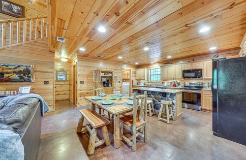 Broken Bow Cabin | Hot Tub + Game Room: Family Retreat in Broken Bow