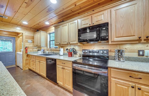 Broken Bow Cabin | Hot Tub + Game Room: Family Retreat in Broken Bow