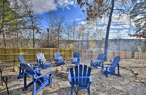 Piney Cabin | Hot Tub, Grill: Hilltop Log Cabin in Hot Springs!
