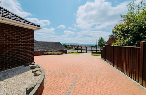 Cradley House | Hot Tub Haven, Malvern Hills Views - 5 Mins to Black Country Living Museum & Zoo