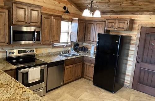 Smithville Cabin | Hot Tub! Just 25-30 Minutes N of Broken Bow Lake. Firepit! High Speed Wifi!