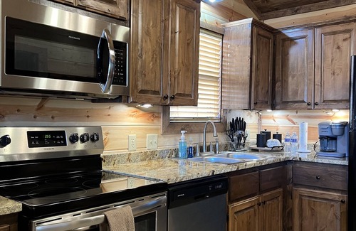Smithville Cabin | Hot Tub! Just 25-30 Minutes N of Broken Bow Lake. Firepit! High Speed Wifi!