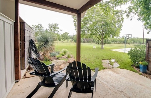 Fredericksburg House | Hot Tub, King Bed, Amazing Sunsets - The Hideaway