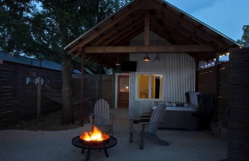 Fredericksburg House | Hot Tub, King Bed, Kitchenette - The Pumphouse