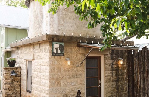 Fredericksburg House | Hot Tub, King Bed, Kitchenette - The Pumphouse