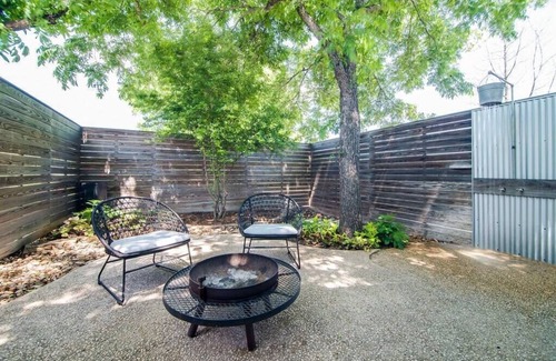 Fredericksburg House | Hot Tub, King Bed, Kitchenette - The Pumphouse