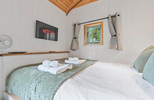 Yarpole House | Hot Tub Luxury Glamping - Private Stargazing Patio