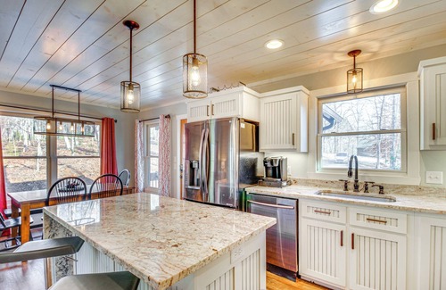 Eagle Mountain Cabin | Hot Tub & Movie Room: Updated Cabin in Ellijay!