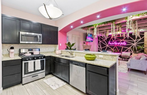 Biggs Field House | Hot Tub Paradise Pink house Experience 'Casa Rosa'