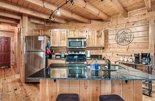 White Oak Lodge Cabin | Hot Tub - Pool Table- Arcade Machine - Easy flat roads