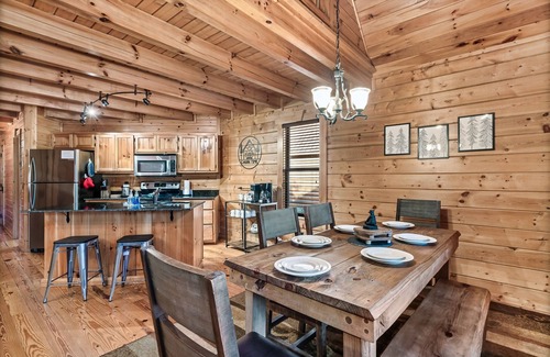 White Oak Lodge Cabin | Hot Tub - Pool Table- Arcade Machine - Easy flat roads