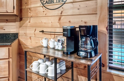White Oak Lodge Cabin | Hot Tub - Pool Table- Arcade Machine - Easy flat roads