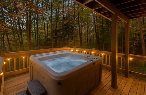 Campton House | Hot Tub + Pool Table + Resort Access + Fast Wifi