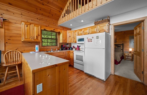 Gatlinburg - Pigeon Forge Cabin | Hot Tub + Pool Table and Fire Pit - Mountain Views!