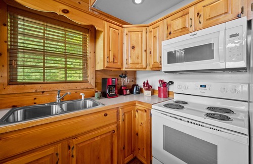 Gatlinburg - Pigeon Forge Cabin | Hot Tub + Pool Table and Fire Pit - Mountain Views!