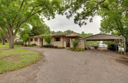 Kemp House | Hot Tub & Private Dock: Cedar Creek Lake House!