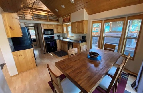 Ashland Cabin | Hot Tub! Quiet Comfy Cabin at Hyatt Lake 44