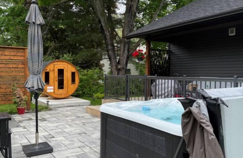 Bracebridge Cottage | Hot tub, sauna, auto generator, in town of Bracebridge, dock-water toys, pets OK