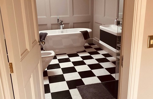 Barnetby House | Hot Tub & Sauna Retreat In Rural Countryside