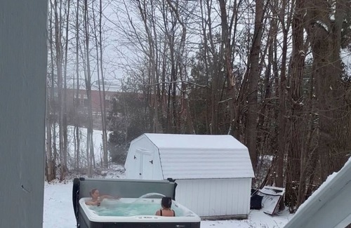 Southern Coast House | Hot tub! Studio in New House - Location, Location!
