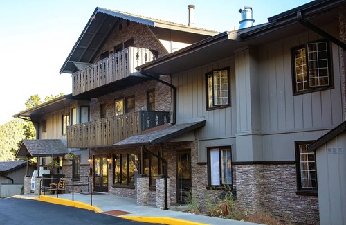Estes Park Condo | Hot tub suite with full kitchen, patio with river view