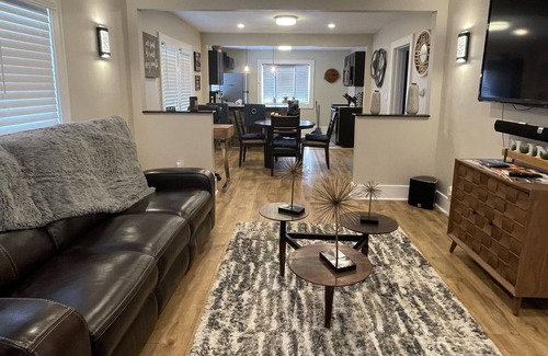 Flint House | Hot Tub Vibes, Stunning Home, Huge Backyard, Fire Pit , Deck, Comfy and Cozy