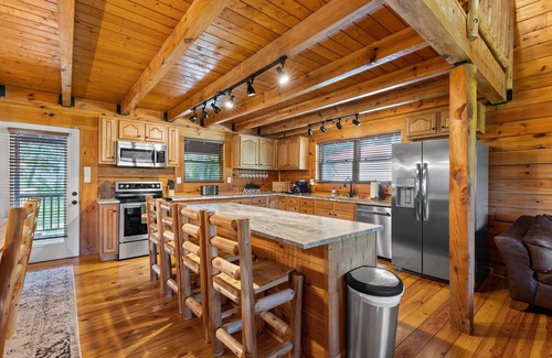 Stanton Cabin | Hot Tub & WiFi | Biggie cabin near Red River Gorge, Kentucky!