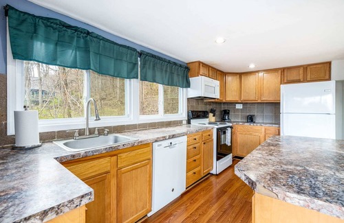 Ridgeway Cabin | Hot Tub, Wraparound Deck, & WiFi at Chalet Cabin
