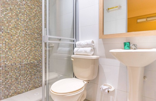 Metropolitana Hotel | Hotel 56 Avenue Plaza