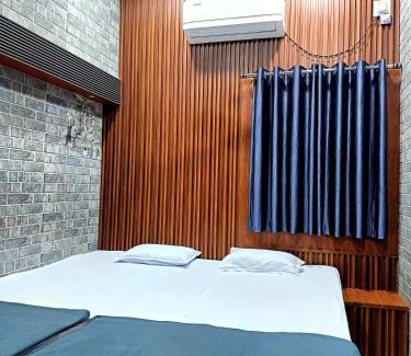 Bhubaneshwar House | Hotel Luxurious #PVR# Beside Bhubaneswar Railway Station With Free WIFI & Good Services
