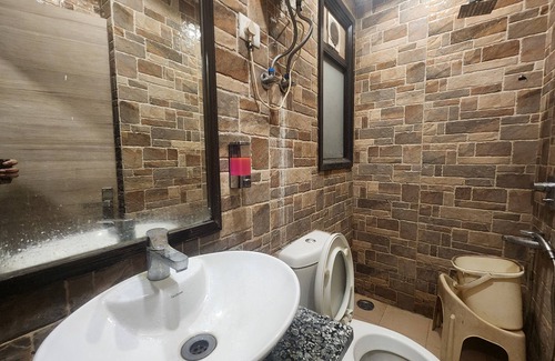 Paharganj House | Hotel Merry Gold with AC, WiFi in New Delhi
