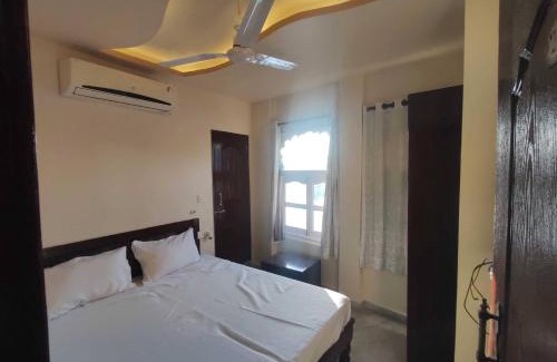 Lake Swaroop Sagar Hotel | Hotel O Girwa Udaipur