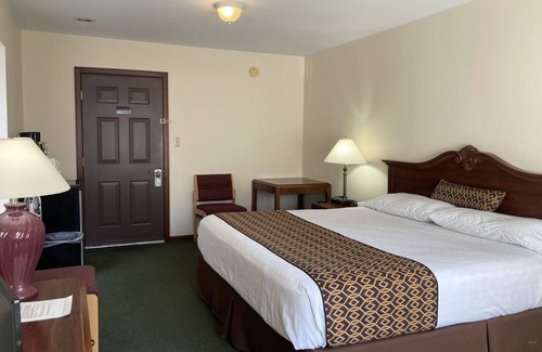 Cooperstown Hotel | *Hotel Pratt in the heart of Cooperstown New York* KING BED
