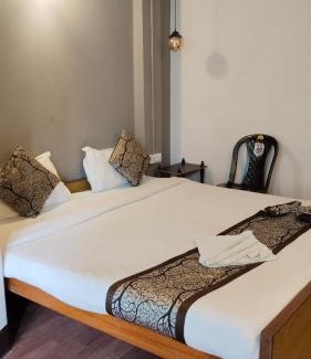 Darjeeling Hotel | Hotel Sakura Mountain view Near Darjeeling Toy Train Station