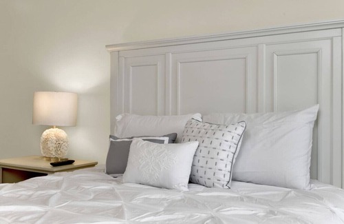 Edgecomb Apartment | Hotel-Style Studio w/ Queen Bed