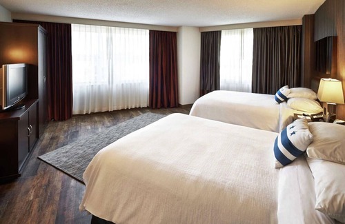 Friendship Heights Hotel | Hotel Suite near American University | Indoor Pool | EV Charging | 4 Units